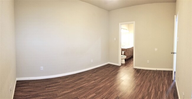 Building Photo - Spacious 2 Story Duplex in Benbrook