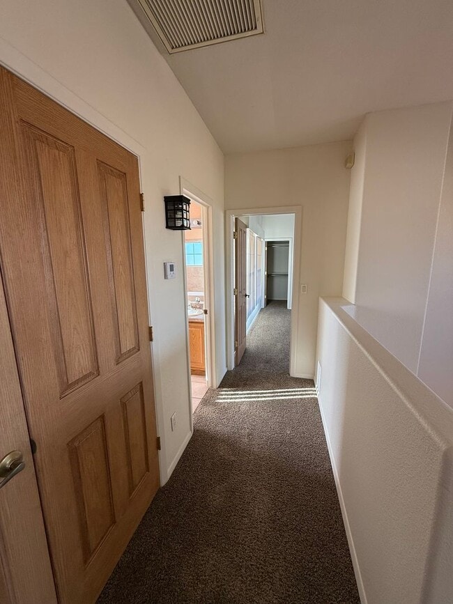 Building Photo - Beautiful 3 Bedroom/2.5 Bathroom Home Located off Roadrunner