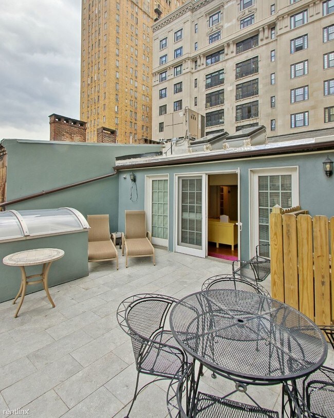 Building Photo - 5 br, 5.5 bath Townhome - 1531 Spruce St