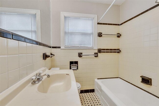 Building Photo - 3810 Brookview Rd