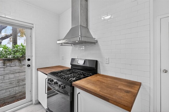 Building Photo - 428 Collins Ave