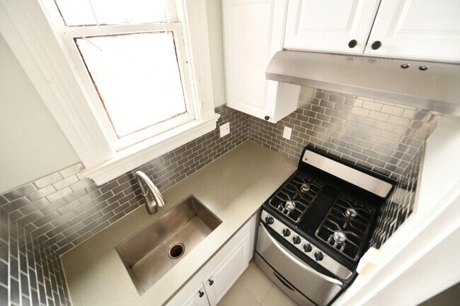 Building Photo - 2111 Vine St