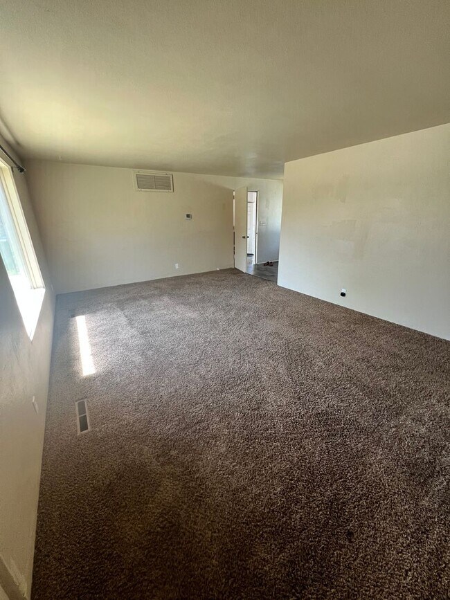 Building Photo - Charming, 2BD/1BA Duplex
