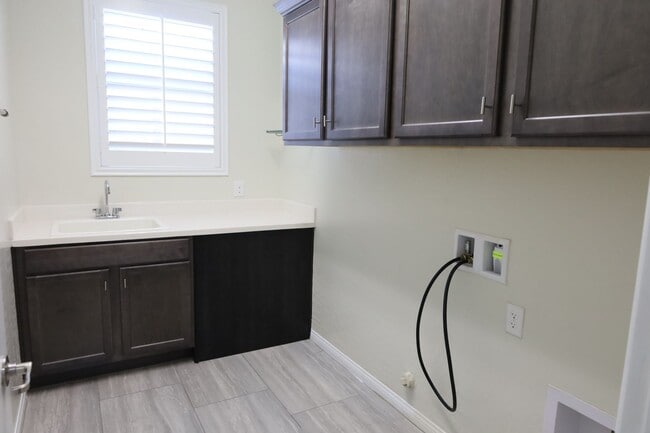 Building Photo - Single Story Home on Golf Course with Views!