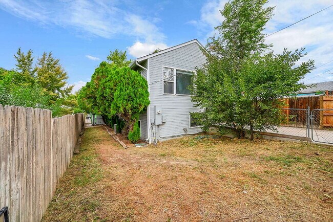 Building Photo - $2,445, 4 bed, 2.5 bath, located in Englewood