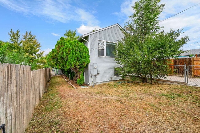 Building Photo - $2,490.95, 4 bed, 2.5 bath, located in Englewood