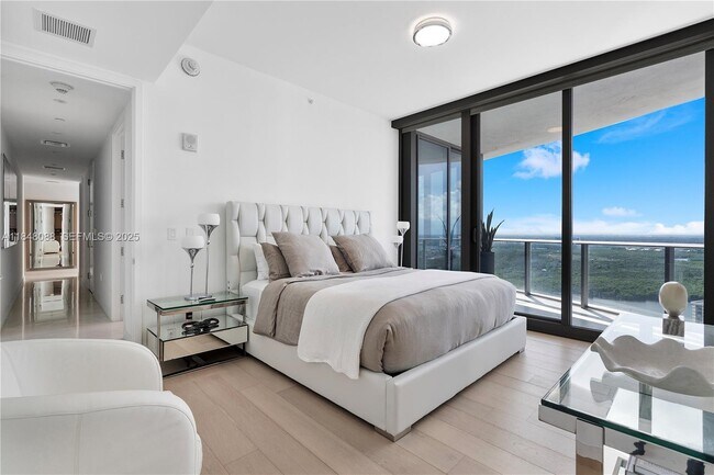 Building Photo - 15701 Collins Ave