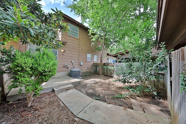 Building Photo - 2 Bedroom Townhome available for Immediate...