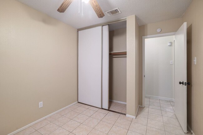 Building Photo - Freshly Renovated! Great Location! Such a sweet home