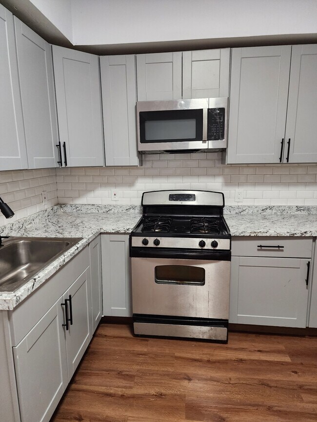 Building Photo - 104-108 Madison St