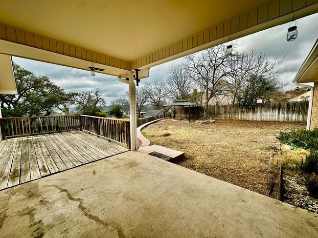 Building Photo - Spacious 3/2 With Office