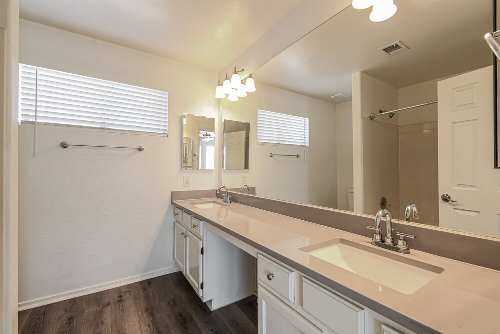 Building Photo - 1042 N Blackbird Dr