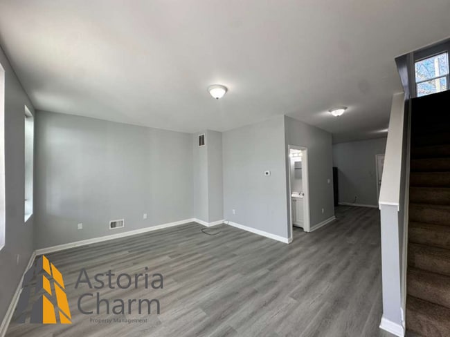 Building Photo - 4 Bedroom Home with Fenced Yard and Eat In Kitchen on Linnard Street