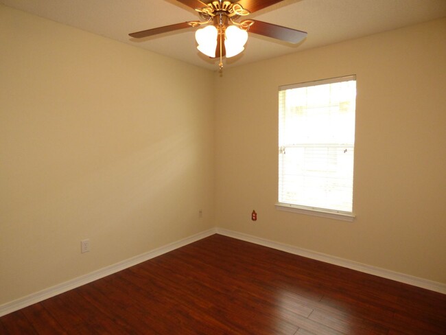 Building Photo - Great 4 Bedroom in Pensacola