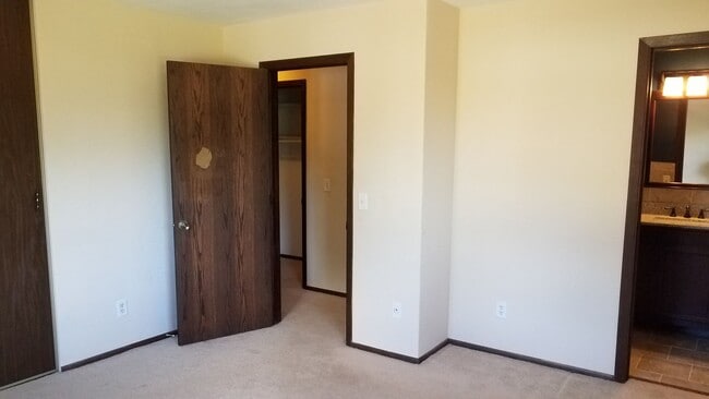 Building Photo - 4 Bedroom Duplex