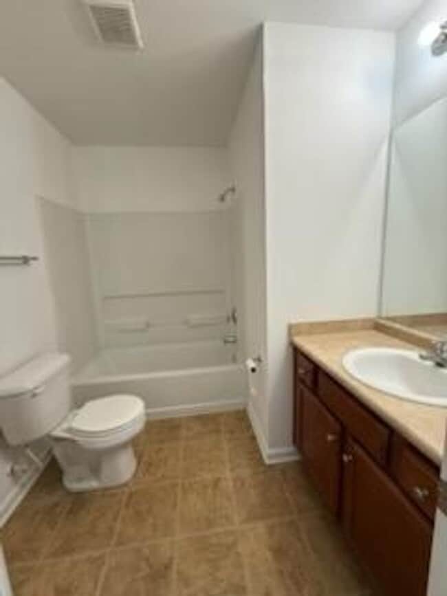 Building Photo - Convenient Southside Bungalo