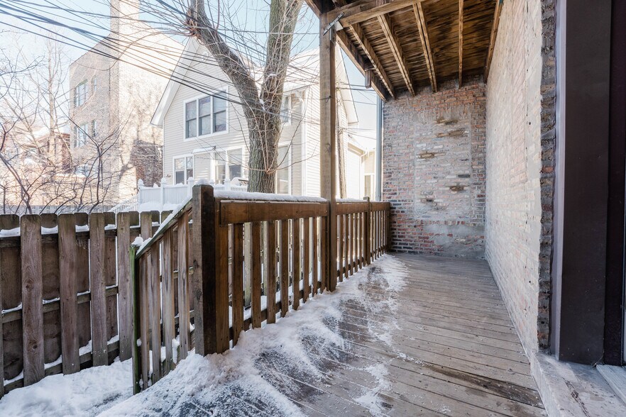 Building Photo - 1756 W Montrose Ave