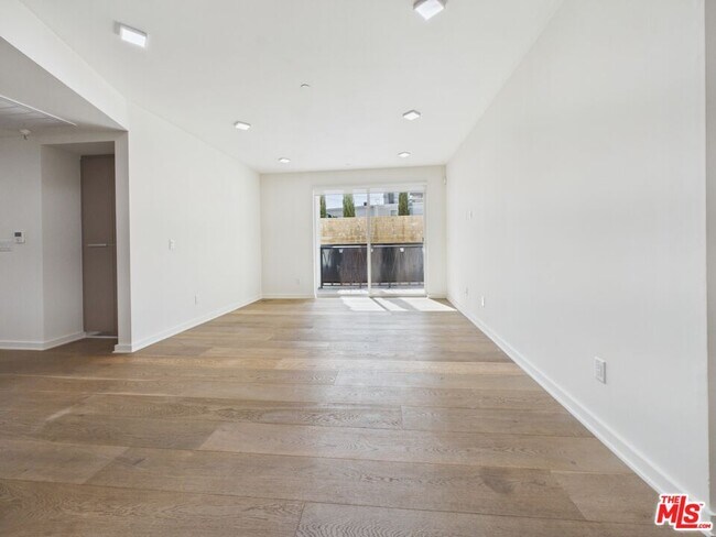Building Photo - 850 S Crenshaw Blvd