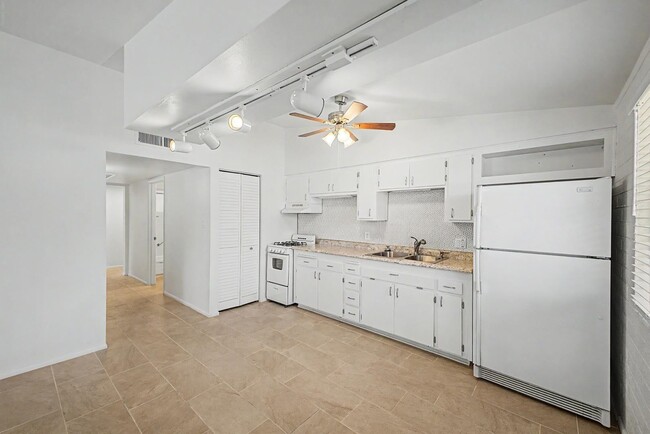 Building Photo - 10606 W Oakmont Dr