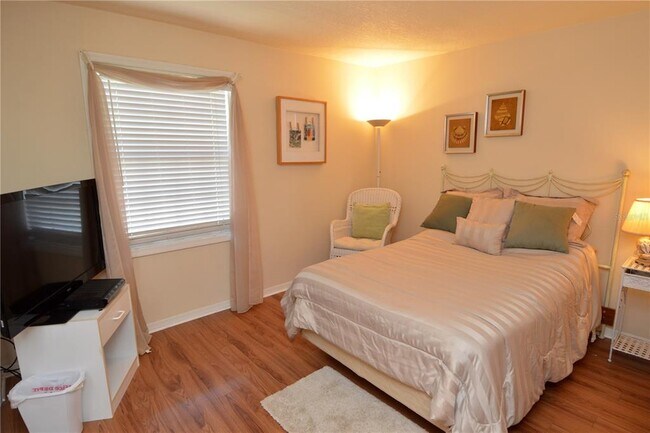 Building Photo - 5245 Coquina Key Dr SE