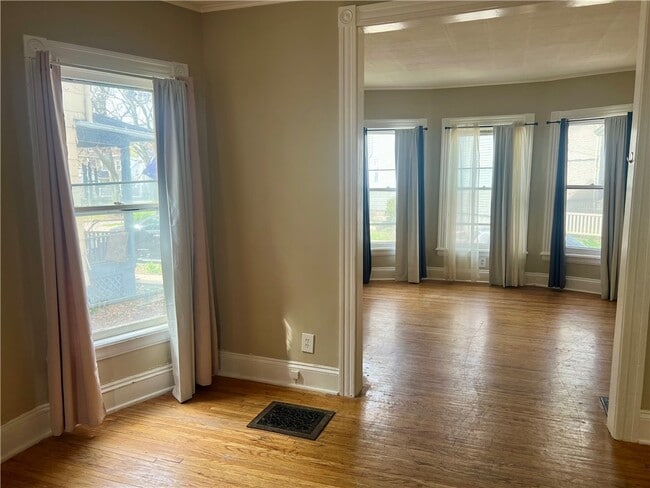 Building Photo - 237 Richard St