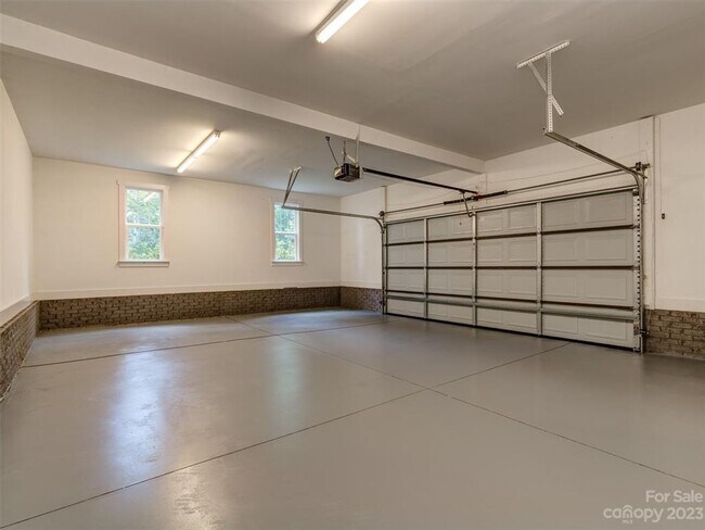 Building Photo - Amazing, Sprawling Ranch in Cotswold!