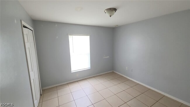 Building Photo - 832 Palomino St E