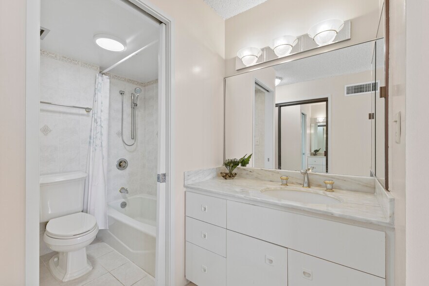 Building Photo - 1910 Ala Moana Blvd