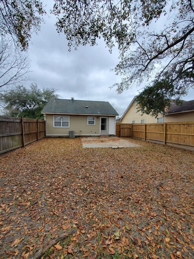 Building Photo - Charming Retreat with Wood Burning Fireplace: Your Ideal Rental Home Awaits!