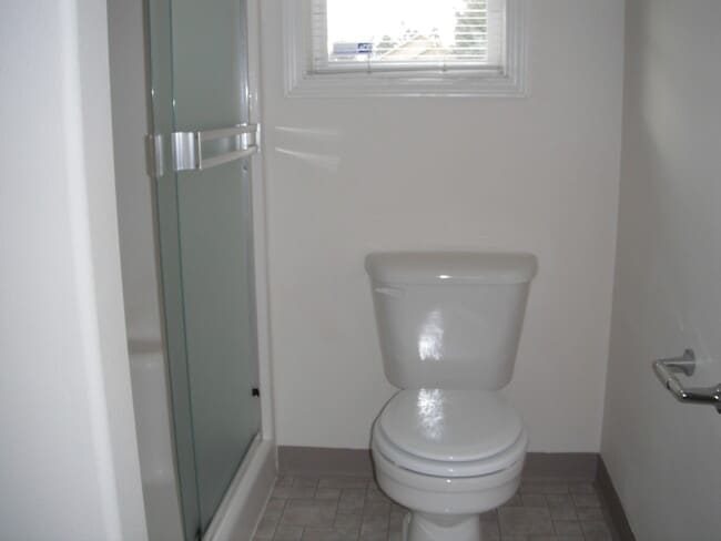 Building Photo - Spacious home and yard ready for you!