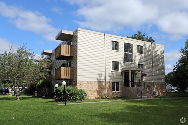 Primary Photo - Forest Lake NorthShore Apartments LLC (1167)