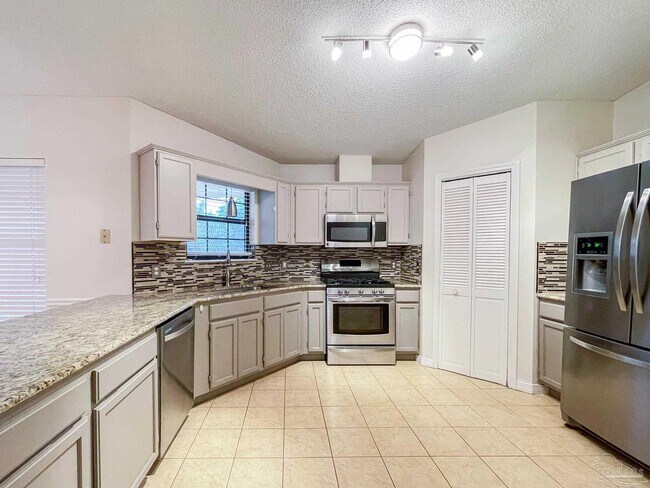 Building Photo - 9049 Bluebay Ln