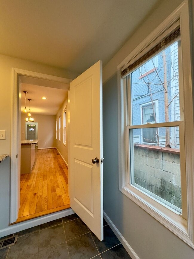 Building Photo - Charming 2 Bedroom/2.5 Bathroom Townhome in Upper Fells Point, MD!