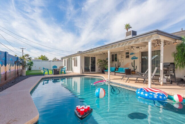 Building Photo - 4917 E Granada Rd