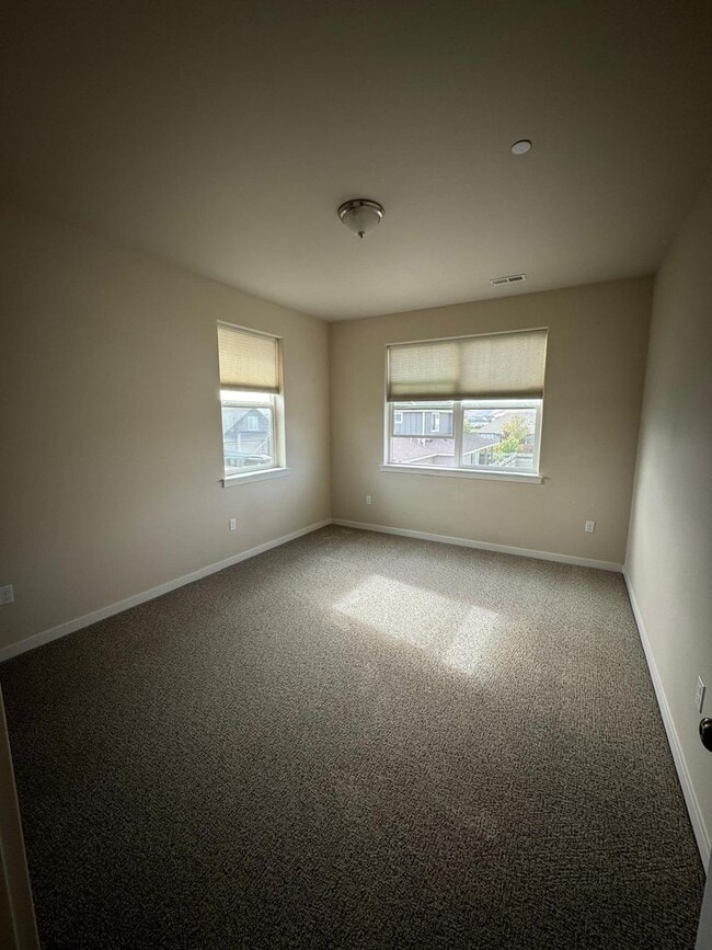 Building Photo - Spacious Duplex in Badger Mountain South