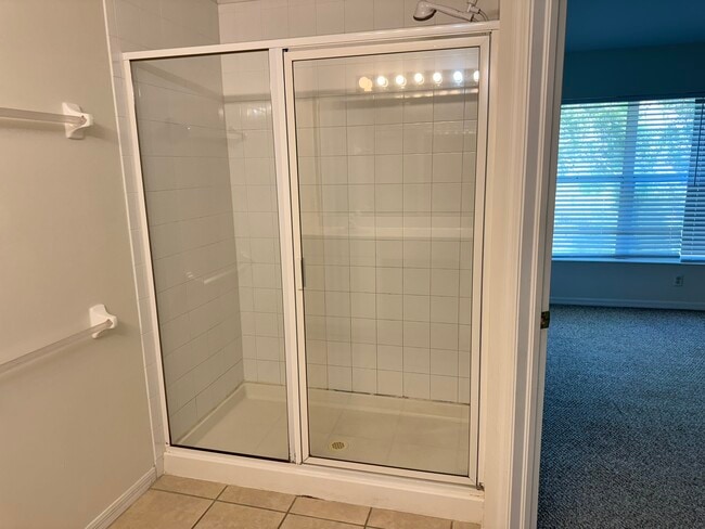 Building Photo - 860 Hampton Cir