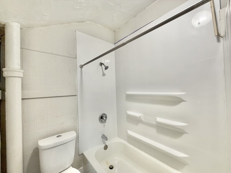 Building Photo - 757 W Grand Ave