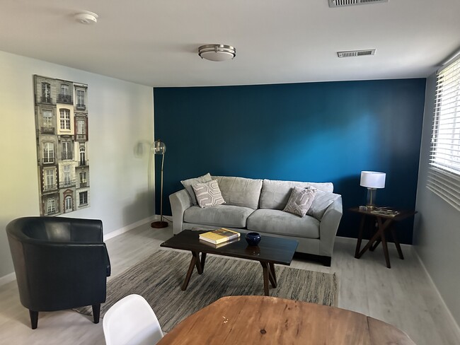 Family Room - 3202 N Kingsley Dr