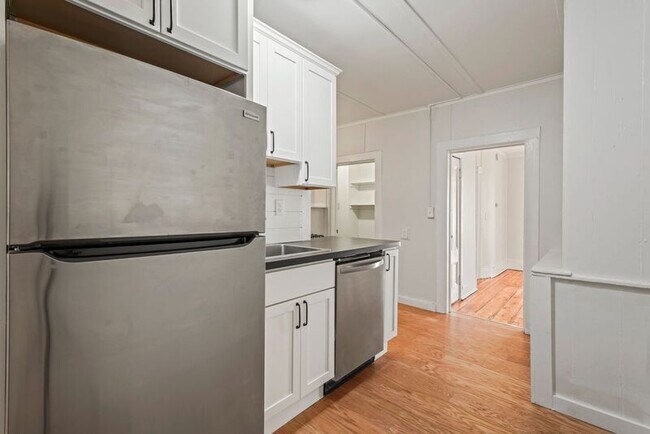 Building Photo - 44 Saratoga Ave