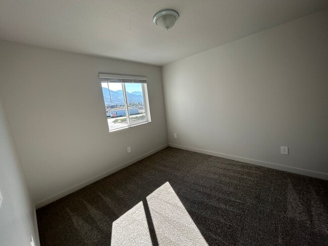 Building Photo - 4 Bedroom 2.5 Bathroom Townhome in Lehi!