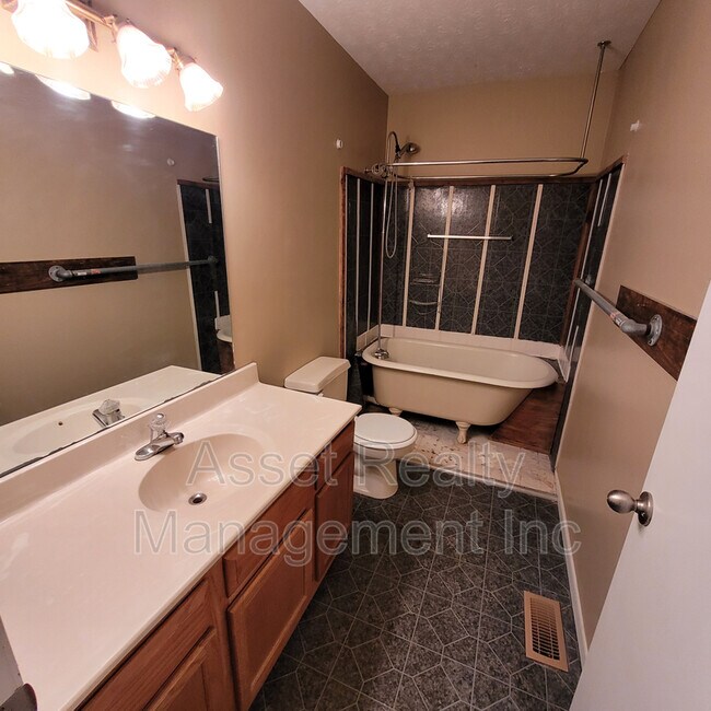 Building Photo - 1685 Meadow Spring Dr