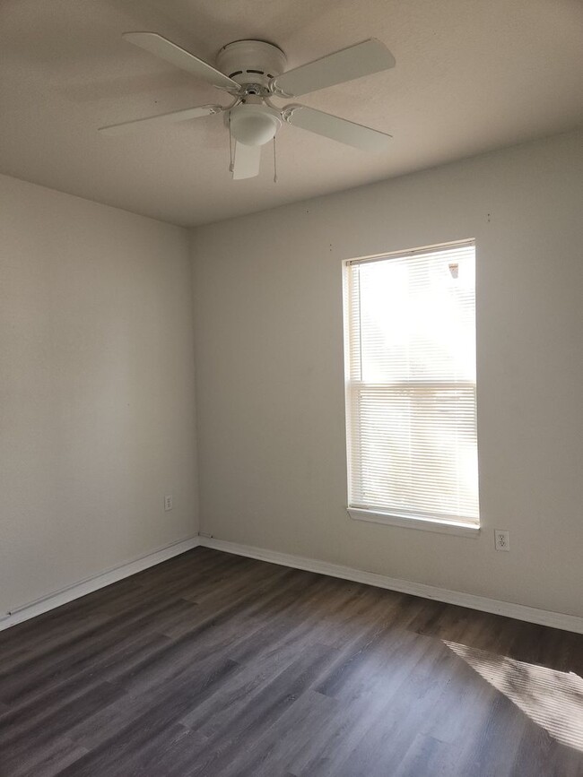 Building Photo - 5001