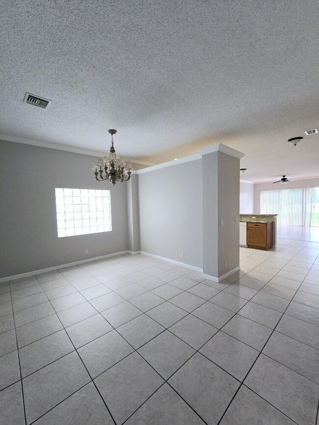 Building Photo - 256 Kensington Way