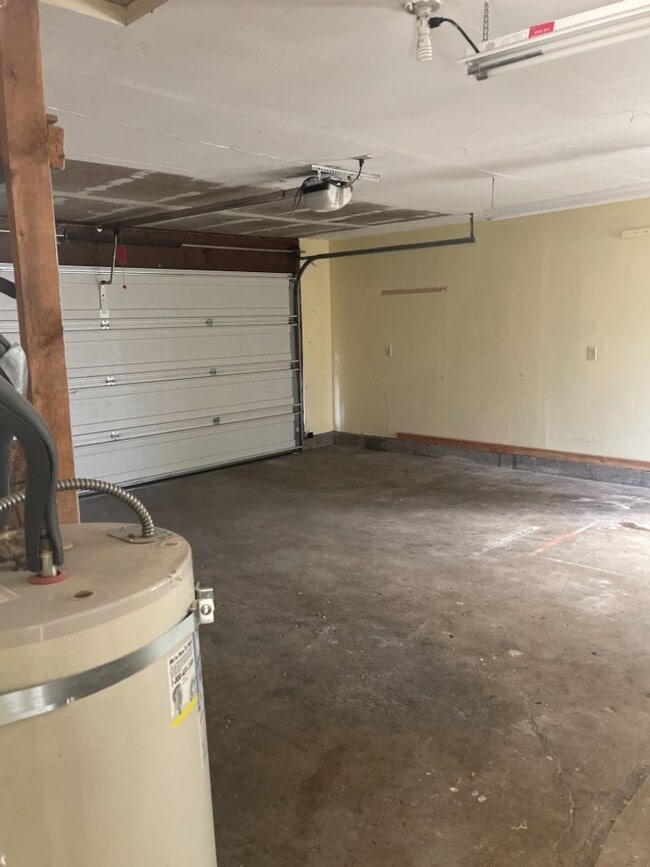 Building Photo - !!!COMING SOON!!! Three Bedroom Ranch in O...