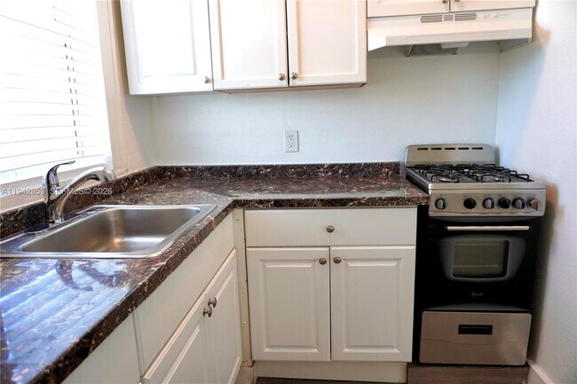 Building Photo - 501 SW 6th Ct