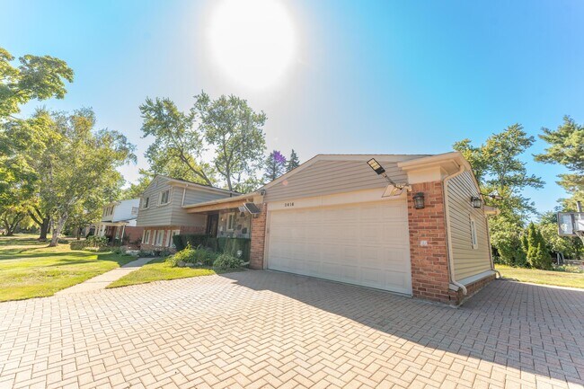 Building Photo - 2616 Douglas Dr
