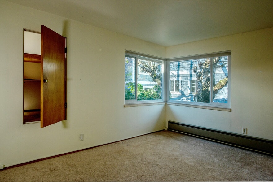 Building Photo - 922 10th Ave E