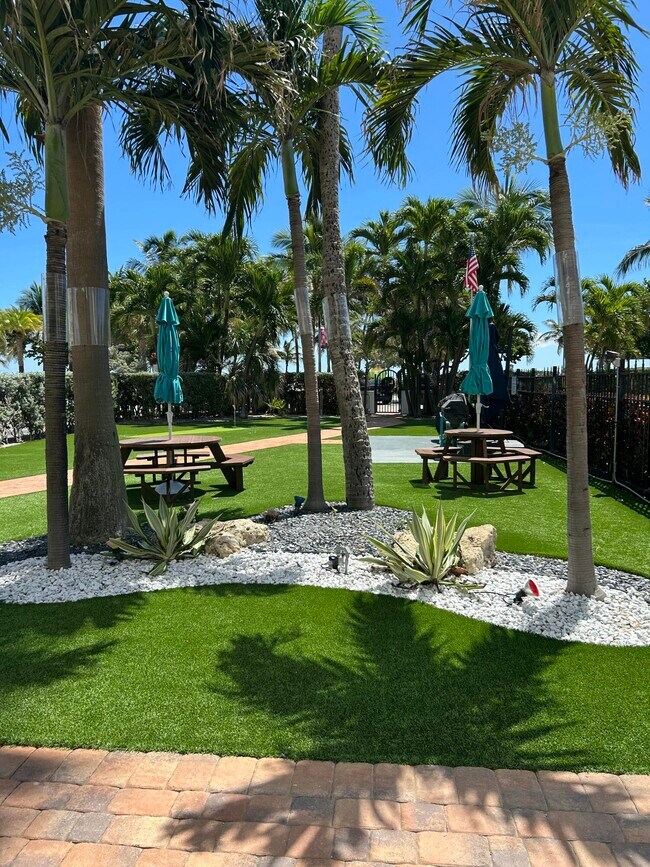 Building Photo - 305 N Pompano Beach Blvd