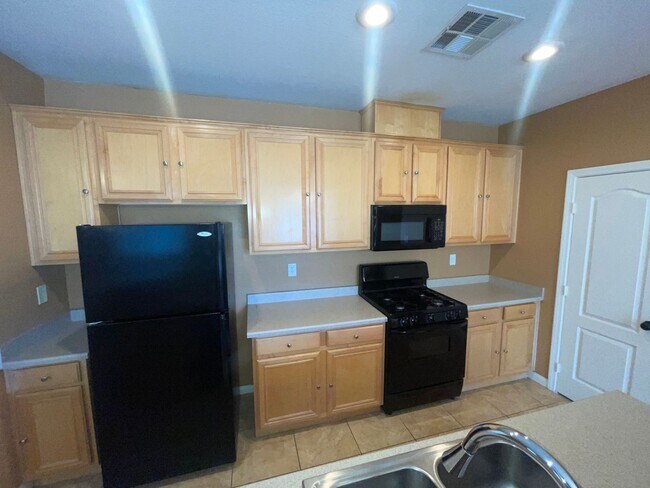 Building Photo - Delightful 2 Bedroom 2 Bathroom Townhouse!