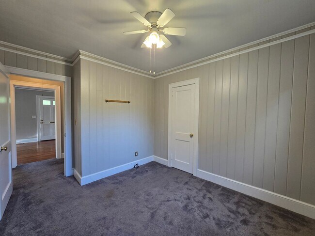 Building Photo - 5 Bedroom home